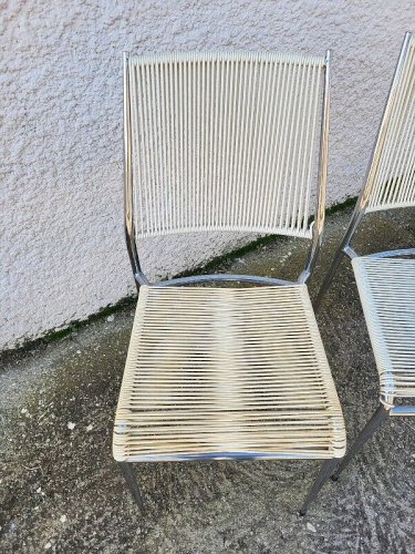 PAIRE DE CHAISES 1960 SCOUBIDOU BLANCHES ET CHROMEES