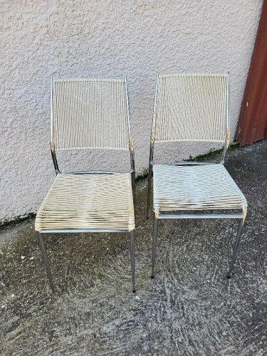 PAIRE DE CHAISES 1960 SCOUBIDOU BLANCHES ET CHROMEES