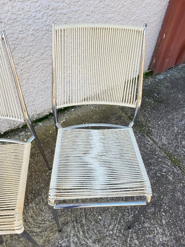 PAIRE DE CHAISES 1960 SCOUBIDOU BLANCHES ET CHROMEES