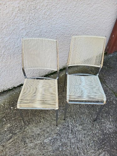 PAIRE DE CHAISES 1960 SCOUBIDOU BLANCHES ET CHROMEES