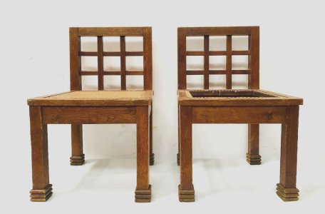 Paire de chaises architecturale en chêne massif XX siècle