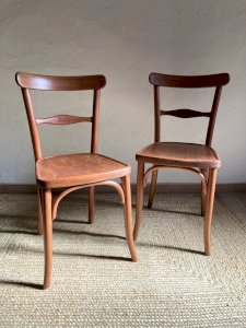 Paire de chaises bistrot en bois signées Thonet, années 1940