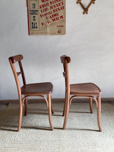 Paire de chaises bistrot en bois signées Thonet, années 1940