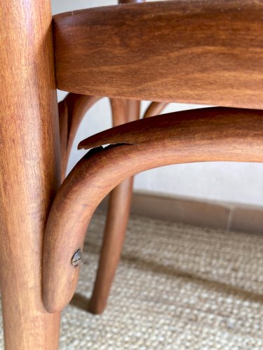 Paire de chaises bistrot en bois signées Thonet, années 1940