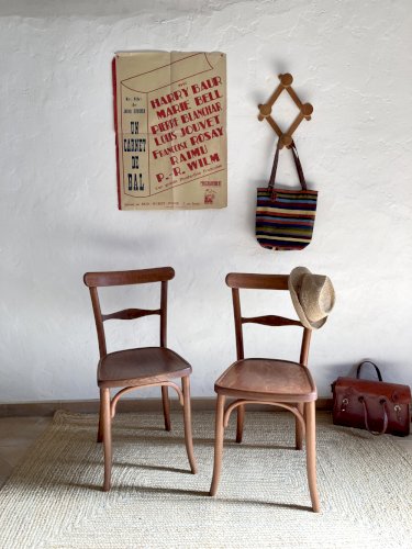 Paire de chaises bistrot en bois signées Thonet, années 1940