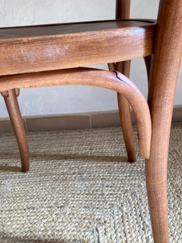Paire de chaises bistrot en bois signées Thonet, années 1940