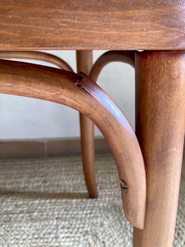 Paire de chaises bistrot en bois signées Thonet, années 1940