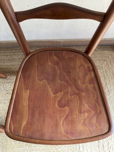 Paire de chaises bistrot en bois signées Thonet, années 1940