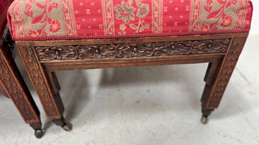 Paire de chaises chauffeuses de style gothique en noyer XIX siècle