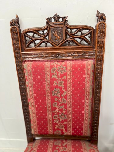 Paire de chaises chauffeuses de style gothique en noyer XIX siècle