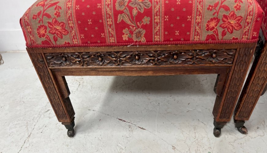 Paire de chaises chauffeuses de style gothique en noyer XIX siècle