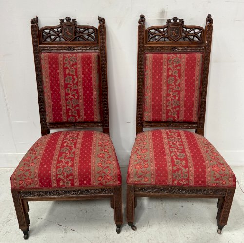 Paire de chaises chauffeuses de style gothique en noyer XIX siècle