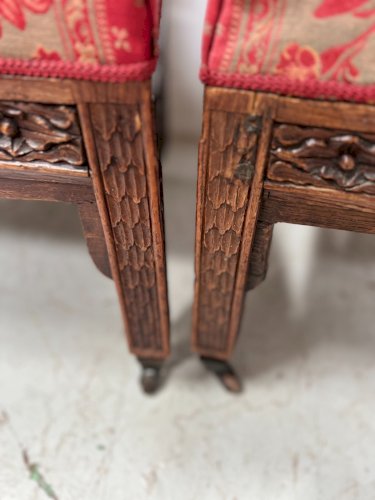 Paire de chaises chauffeuses de style gothique en noyer XIX siècle