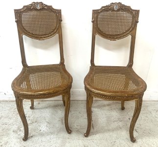 Paire de chaises de style Louis XVI en bois doré XX siècle