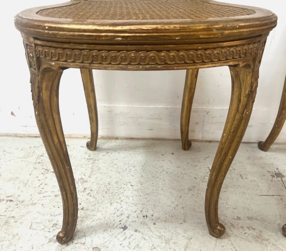 Paire de chaises de style Louis XVI en bois doré XX siècle
