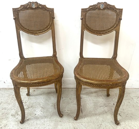 Paire de chaises de style Louis XVI en bois doré XX siècle