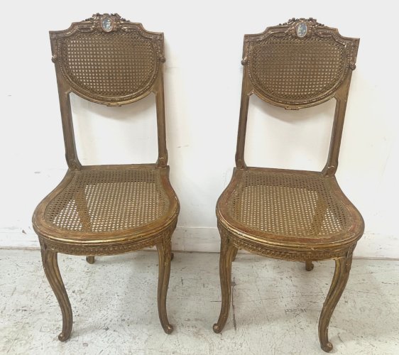 Paire de chaises de style Louis XVI en bois doré XX siècle