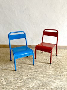 Pair of Mullca school chairs in metal and painted wood, red and blue, 1950s.