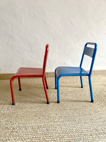 Paire de chaises Mullca maternelles en métal et bois peint en rouge et bleu, années 1950