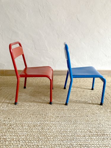 Paire de chaises Mullca maternelles en métal et bois peint en rouge et bleu, années 1950