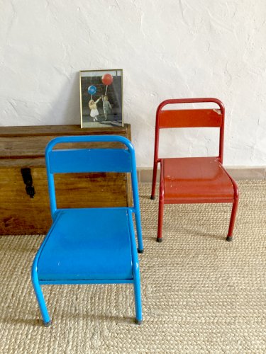 Paire de chaises Mullca maternelles en métal et bois peint en rouge et bleu, années 1950