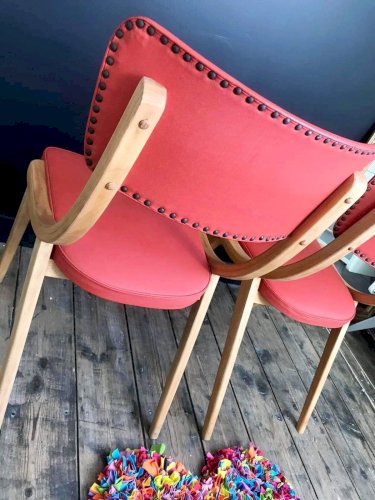 Paire de chaises vintage bois massif et skaï années 60, Meubles sièges anciens