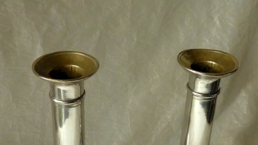 PAIRE DE CHANDELIER BOUGEOIR A POUSSOIR EN METAL BRONZE ARGENTE FIN 19 éme**