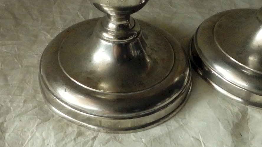 PAIRE DE CHANDELIER BOUGEOIR A POUSSOIR EN METAL BRONZE ARGENTE FIN 19 éme**