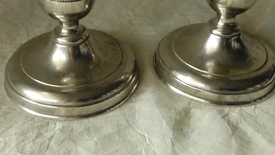 PAIRE DE CHANDELIER BOUGEOIR A POUSSOIR EN METAL BRONZE ARGENTE FIN 19 éme**