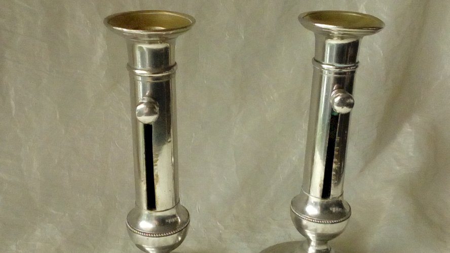 PAIRE DE CHANDELIER BOUGEOIR A POUSSOIR EN METAL BRONZE ARGENTE FIN 19 éme**