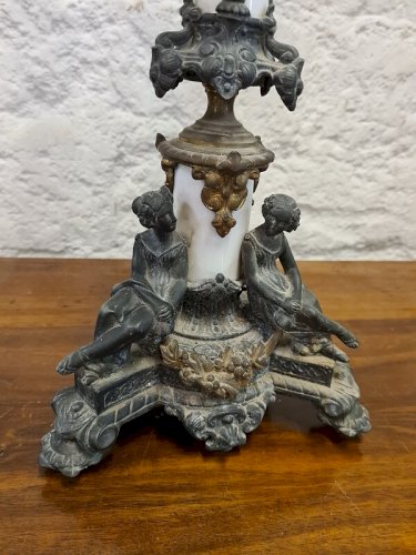 PAIRE DE CHANDELIERS CANDELABRES EN REGULE BRONZE ET PORCELAINE