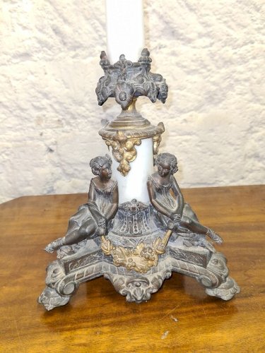 PAIRE DE CHANDELIERS CANDELABRES EN REGULE BRONZE ET PORCELAINE