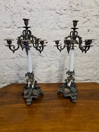 PAIRE DE CHANDELIERS CANDELABRES EN REGULE BRONZE ET PORCELAINE
