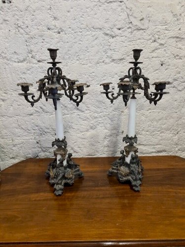 PAIRE DE CHANDELIERS CANDELABRES EN REGULE BRONZE ET PORCELAINE