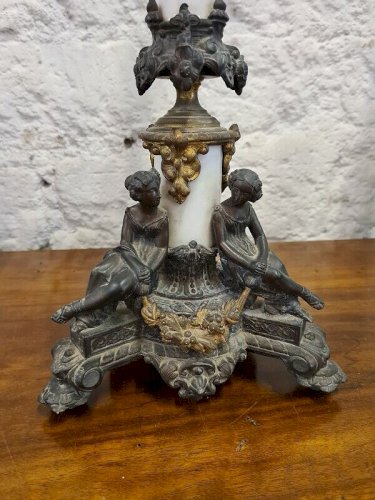PAIRE DE CHANDELIERS CANDELABRES EN REGULE BRONZE ET PORCELAINE