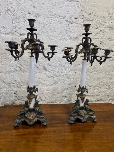 PAIRE DE CHANDELIERS CANDELABRES EN REGULE BRONZE ET PORCELAINE