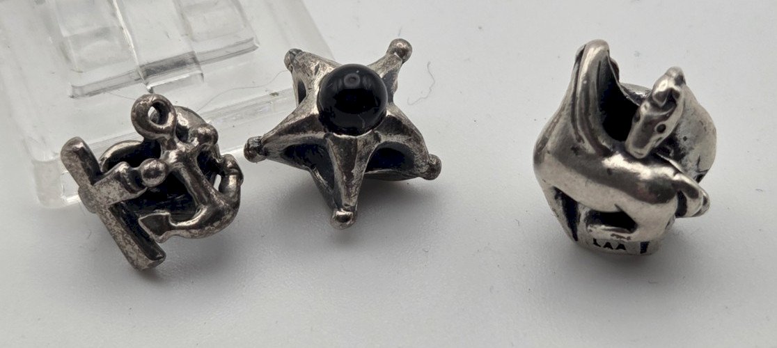 Paire de charms, chevaux + foi + capricorne, Trollbeads  , en argent massif ^