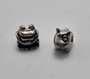 Paire de charms, grenouille Trollbeads + chien Pandora, argent massif ^