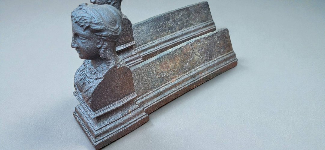 Paire de chenets en fonte