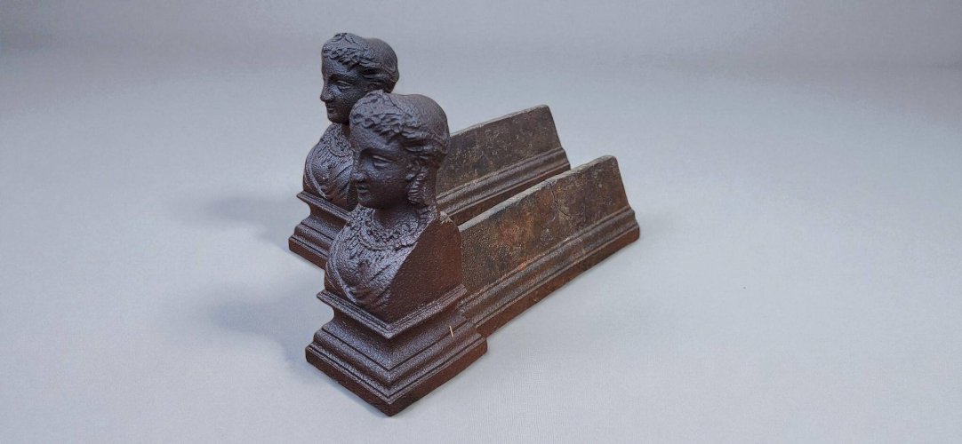 Paire de chenets en fonte