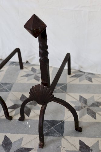 Paire de chenets vintage métal et fonte motif coquillage