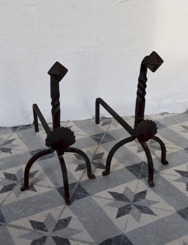 Paire de chenets vintage métal et fonte motif coquillage