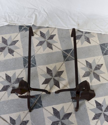 Paire de chenets vintage métal et fonte motif coquillage