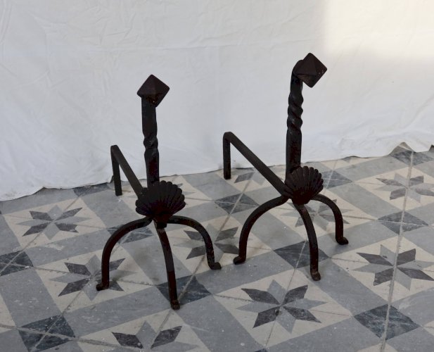 Paire de chenets vintage métal et fonte motif coquillage