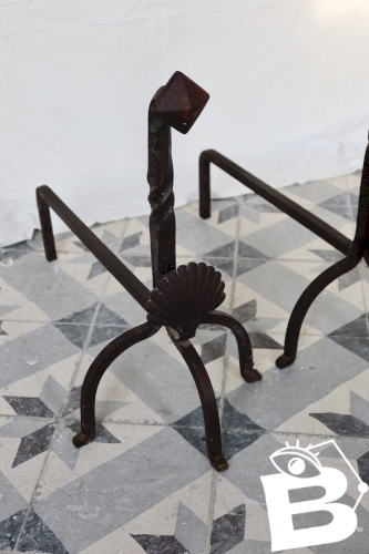 Paire de chenets vintage métal et fonte motif coquillage