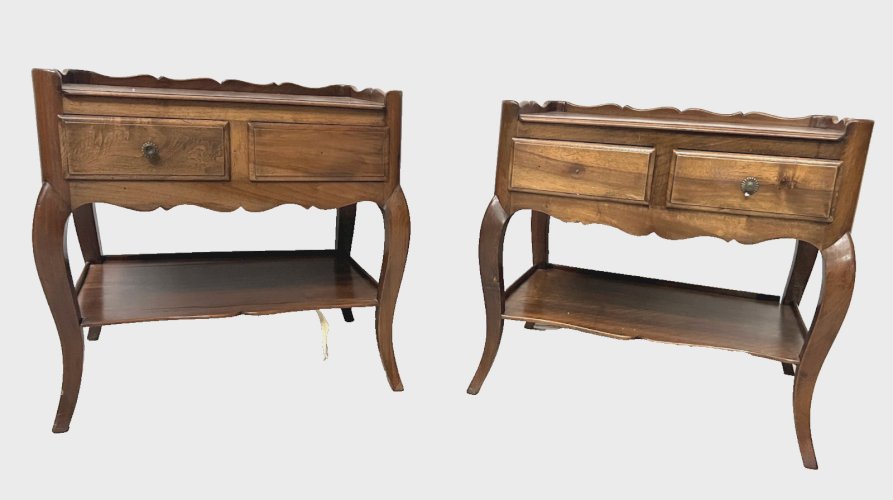 Paire de chevet de style Louis XV en noyer massif XX siècle