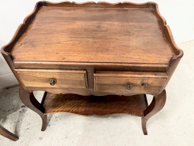 Paire de chevet de style Louis XV en noyer massif XX siècle