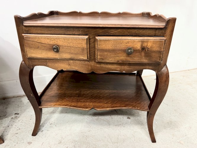 Paire de chevet de style Louis XV en noyer massif XX siècle