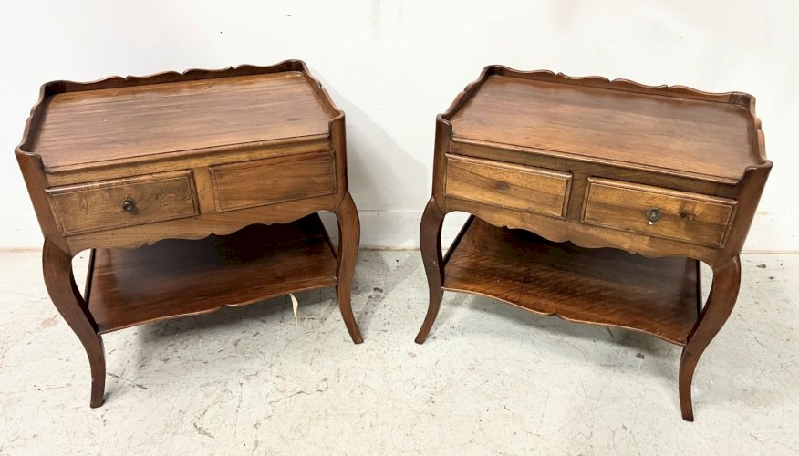 Paire de chevet de style Louis XV en noyer massif XX siècle