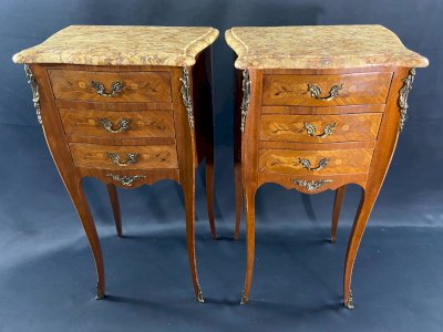 Paire de chevets à décor marqueté ornement bronze plateau marbre style Louis XV